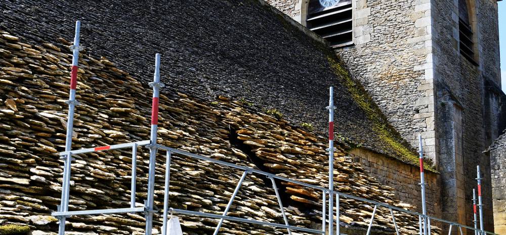 mur et échaffaudage
